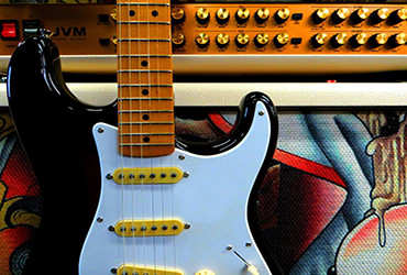 Quais são os equipamentos essenciais para um guitarrista iniciante?